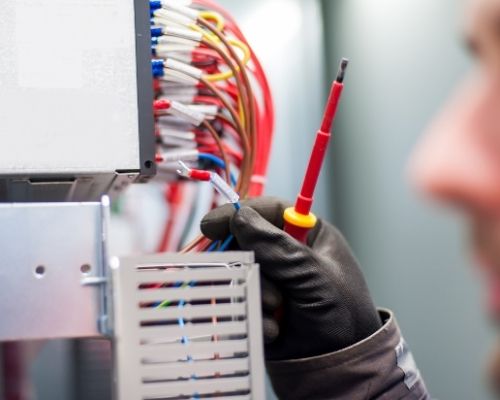 eletricista-instalando-quadro-distribuidor
